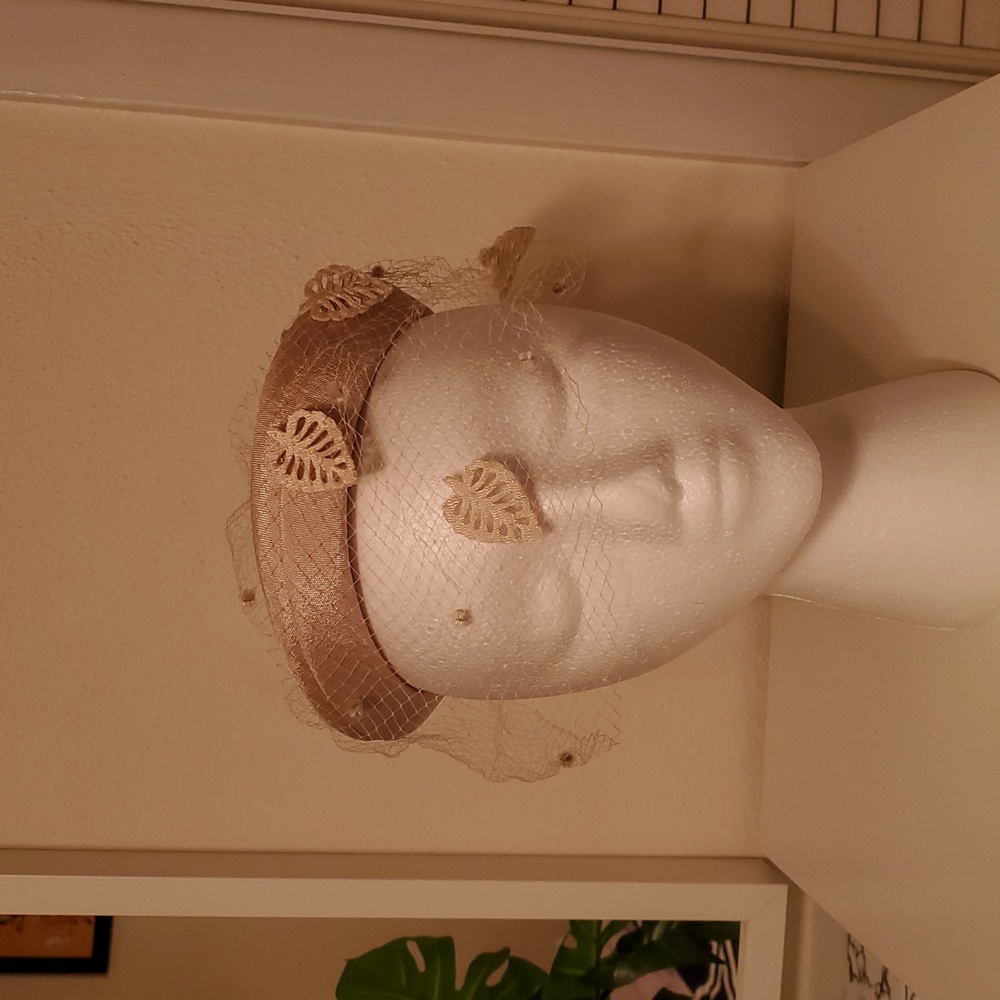 1950s Cream Beige Taupe Floral Leaf Retro Vintage Cocktail Hat Ring Veil Pinup